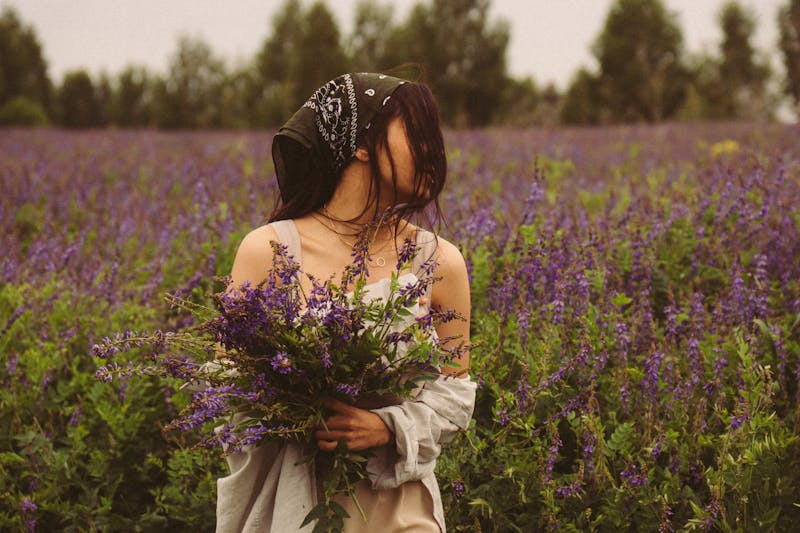 Ramo silvestre con lavanda y flores del campo