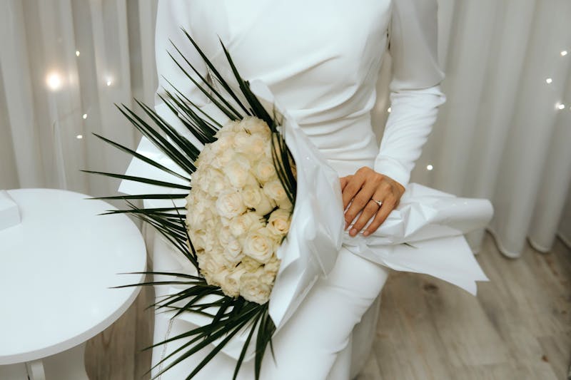 Ramo de novia blanco con rosas y peonías para boda